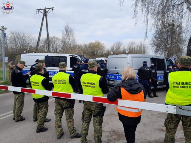 W Hrubieszowie trwa protest przeciwko wwożeniu do Polski ukraińskiego zboża. Policjanci uniemożliwili protestującym wejście na tory (wideo, zdjęcia)