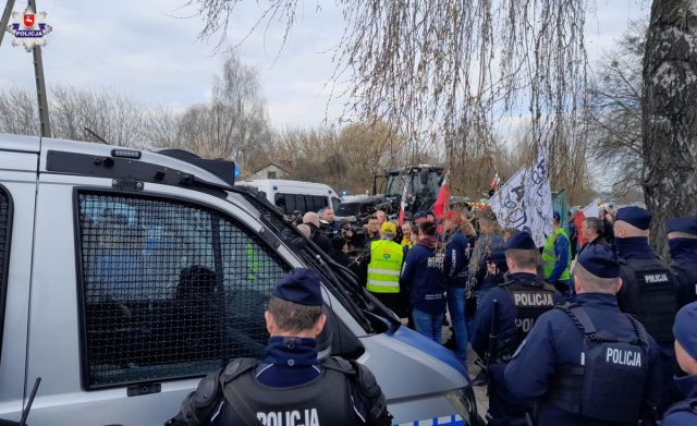 W Hrubieszowie trwa protest przeciwko wwożeniu do Polski ukraińskiego zboża. Policjanci uniemożliwili protestującym wejście na tory (wideo, zdjęcia)