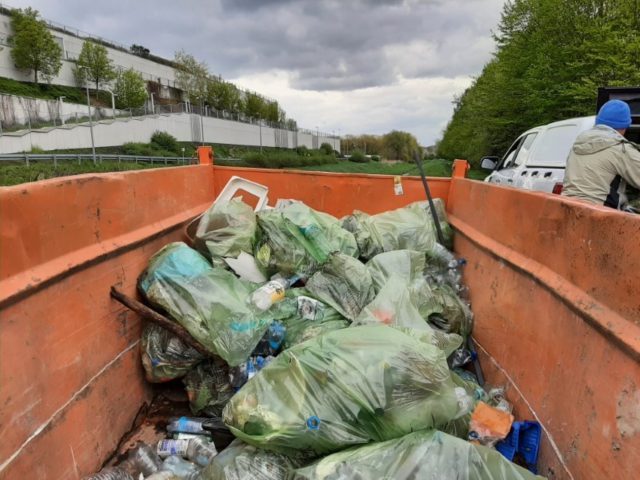 Butelki, puszki, stare krzesło i kołdra w okolicach Czechówki. Młodzież zebrała ponad 80 worków odpadów (zdjęcia)