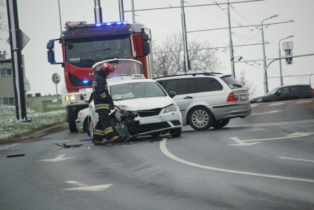 Dwa auta uszkodzone, utrudnienia w ruchu, służby ratunkowe na miejscu (zdjęcia)