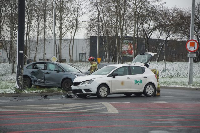 Dwa auta uszkodzone, utrudnienia w ruchu, służby ratunkowe na miejscu (zdjęcia)