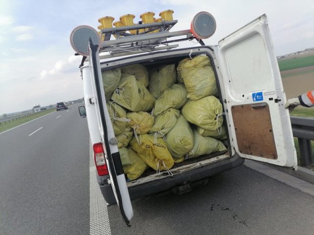 Droga to nie wysypisko, śmieci na drodze to poważne niebezpieczeństwo (zdjęcia)