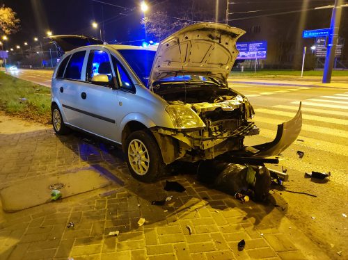 Stracił panowanie nad pojazdem. Wjechał w słup sygnalizacji świetlnej (zdjęcia)