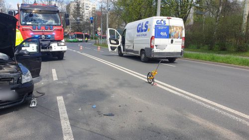 Zmieniał pas ruchu, zepchnął subaru wprost na skodę. Dwie osoby zostały ranne (zdjęcia)