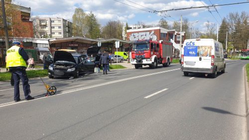 Zmieniał pas ruchu, zepchnął subaru wprost na skodę. Dwie osoby zostały ranne (zdjęcia)