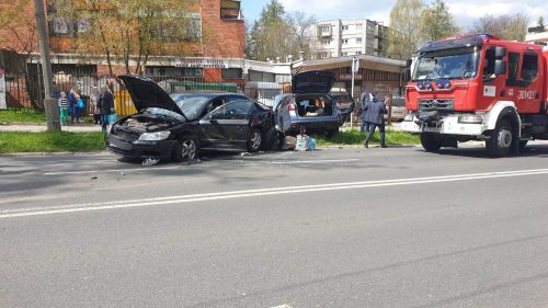 Zmieniał pas ruchu, zepchnął subaru wprost na skodę. Dwie osoby zostały ranne (zdjęcia)