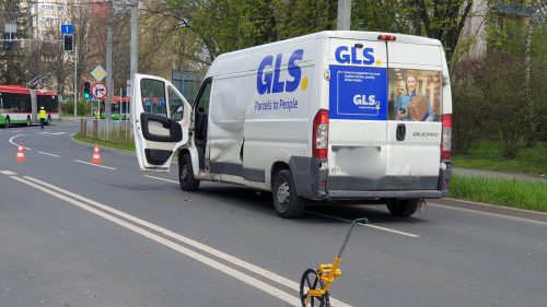 Zmieniał pas ruchu, zepchnął subaru wprost na skodę. Dwie osoby zostały ranne (zdjęcia)