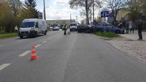 Zmieniał pas ruchu, zepchnął subaru wprost na skodę. Dwie osoby zostały ranne (zdjęcia)