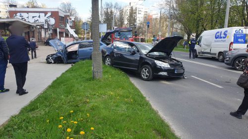 Zmieniał pas ruchu, zepchnął subaru wprost na skodę. Dwie osoby zostały ranne (zdjęcia)