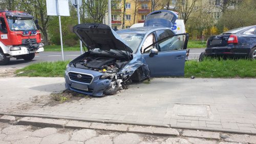 Zmieniał pas ruchu, zepchnął subaru wprost na skodę. Dwie osoby zostały ranne (zdjęcia)