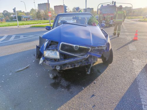 Wjechała na czerwonym, skoda zderzyła się z audi. Jedna osoba w szpitalu (zdjęcia)