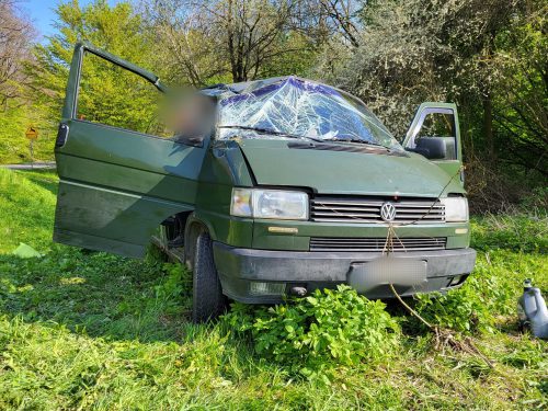 Zaczął hamować, stracił panowanie nad pojazdem. Volkswagen dachował (zdjęcia)