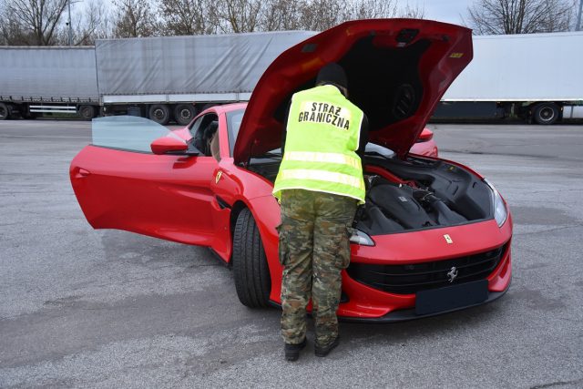 Poszukiwane ferrari o wartości 1,2 mln złotych odzyskane. Auto jechało na lawecie (zdjęcia)