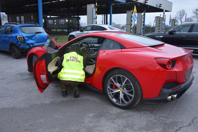 Poszukiwane ferrari o wartości 1,2 mln złotych odzyskane. Auto jechało na lawecie (zdjęcia)