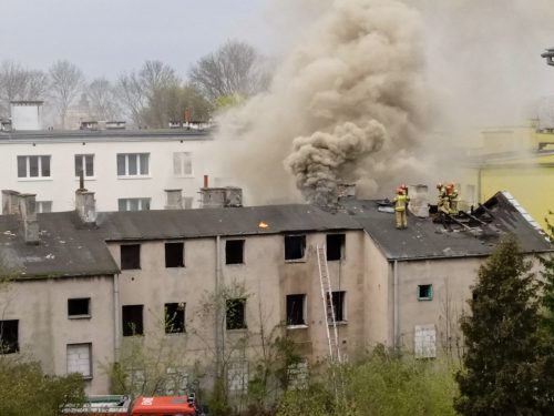 Strażacy walczą z pożarem pustostanu w Lublinie (wideo, zdjęcia)