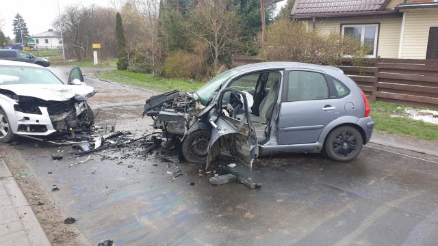 Czołowe zderzenie citroena z audi. Dwie osoby trafiły do szpitala (zdjęcia)