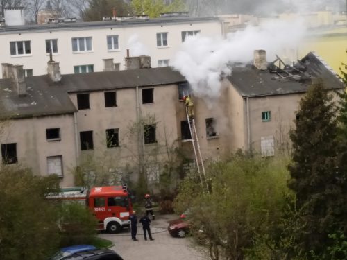 Strażacy walczą z pożarem pustostanu w Lublinie (wideo, zdjęcia)