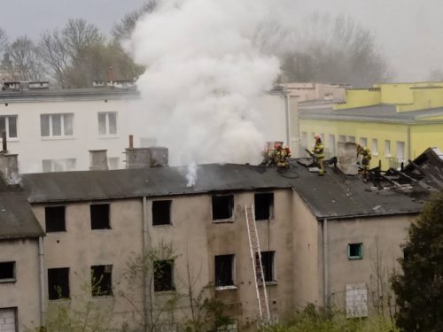 Strażacy walczą z pożarem pustostanu w Lublinie (wideo, zdjęcia)