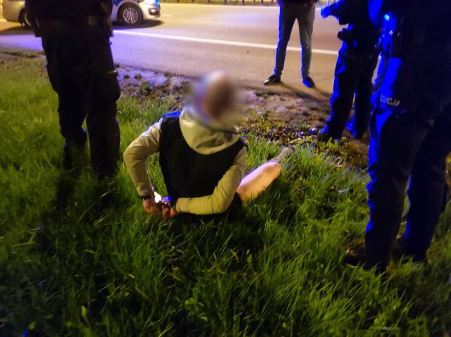 Jechał wężykiem po ekspresówce, peugeot obijał się o bariery. Policyjna blokada zatrzymała pijanego kierowcę (zdjęcia)