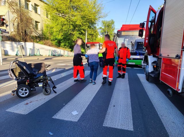 Niepełnosprawny mężczyzna potrącony na przejściu dla pieszych. Dwie osoby trafiły do szpitala (zdjęcia)
