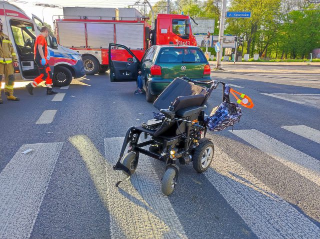 Niepełnosprawny mężczyzna potrącony na przejściu dla pieszych. Dwie osoby trafiły do szpitala (zdjęcia)
