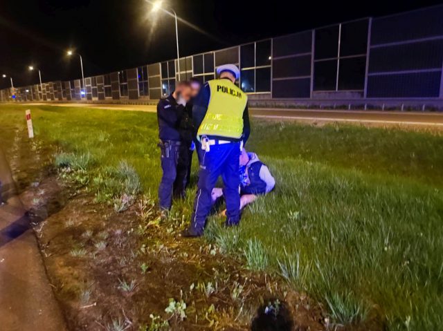 Jechał wężykiem po ekspresówce, peugeot obijał się o bariery. Policyjna blokada zatrzymała pijanego kierowcę (zdjęcia)