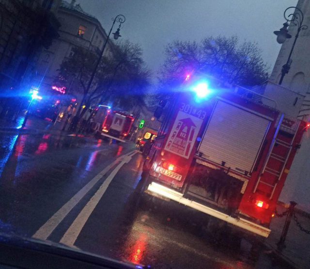 Zderzenie BMW z mercedesem w centrum Lublina. Na miejscu pracują służby ratunkowe (zdjęcia)