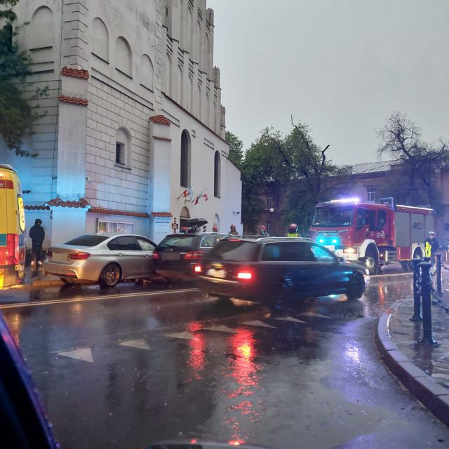 Zderzenie BMW z mercedesem w centrum Lublina. Na miejscu pracują służby ratunkowe (zdjęcia)