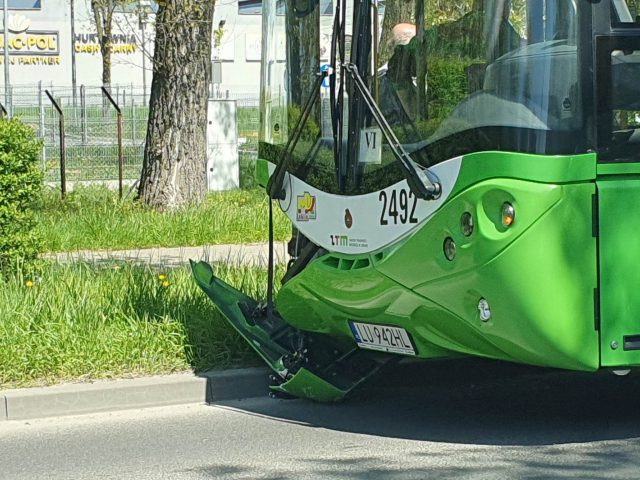 Zderzenie forda z autobusem. Na szczęście nikt nie ucierpiał (zdjęcia)