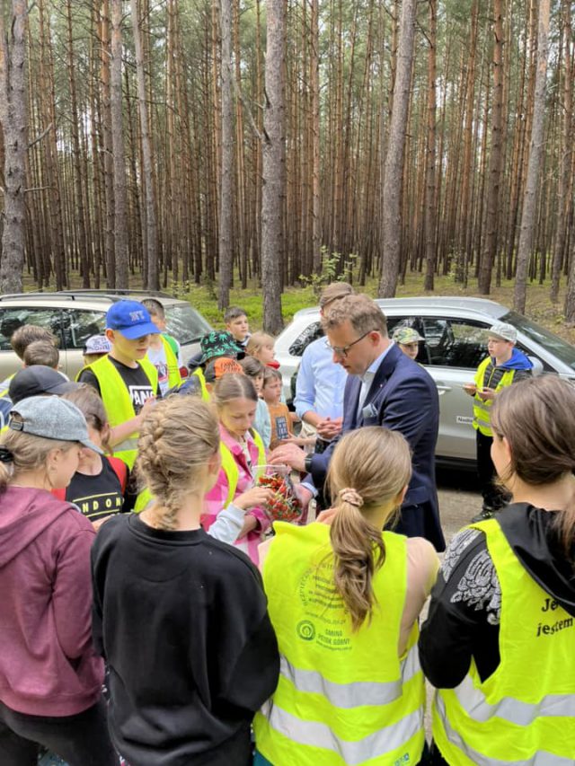 Najpierw posadzili Las Pamięci Jana Pawła II, teraz Aleję składającą się z 300 dębów (zdjęcia)