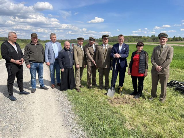 Najpierw posadzili Las Pamięci Jana Pawła II, teraz Aleję składającą się z 300 dębów (zdjęcia)