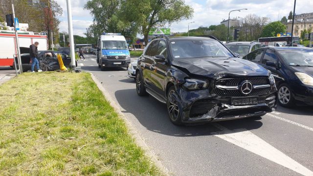 Manewr skrętu w lewo zakończył się wypadkiem. Honda zderzyła się z mercedesem (zdjęcia)