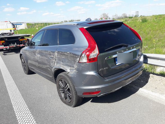 Na ekspresówce złapał gumę, zjechał na pas awaryjny. W volvo wjechał kierowca ciężarówki (zdjęcia)