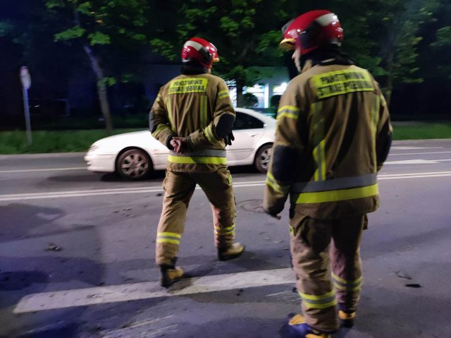 Podjechał na miejsce wypadku, strażacy usłyszeli niezrozumiały bełkot. W dalszą drogę udał się w kajdankach (zdjęcia)