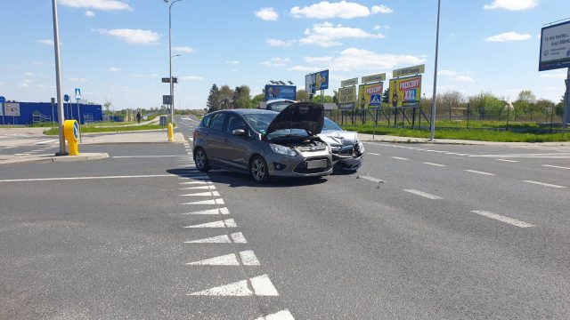 Wyjeżdżał z centrum handlowego, nie ustąpił pierwszeństwa przejazdu. Opel zderzył się z fordem (zdjęcia)