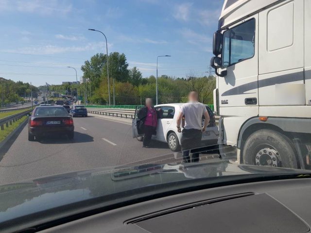 Zderzenie dwóch aut na wiadukcie. Tworzą się spore korki (zdjęcia)