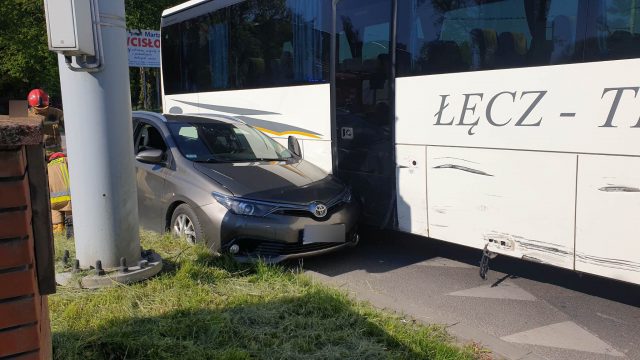 Chciała się przecisnąć obok autobusu. Szybko pożałowała swojej decyzji (zdjęcia)