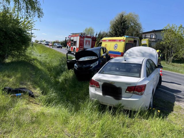 Zderzenie nissana z chevroletem na trasie Lublin – Łęczna. Dwie osoby zostały poszkodowane (zdjęcia)