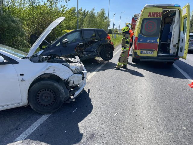 Zderzenie nissana z chevroletem na trasie Lublin – Łęczna. Dwie osoby zostały poszkodowane (zdjęcia)