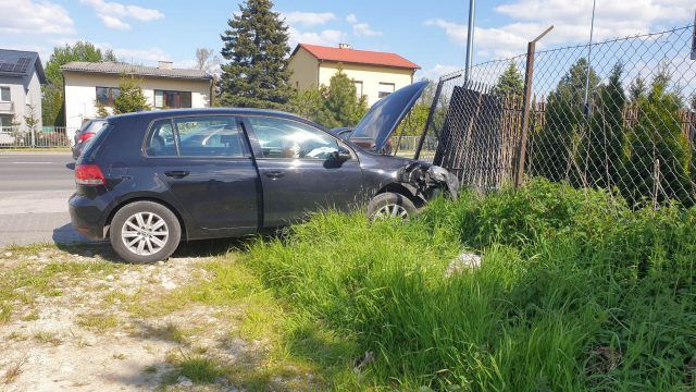 Volkswagen wypadł z drogi, staranował latarnię i uderzył w ogrodzenie (zdjęcia)