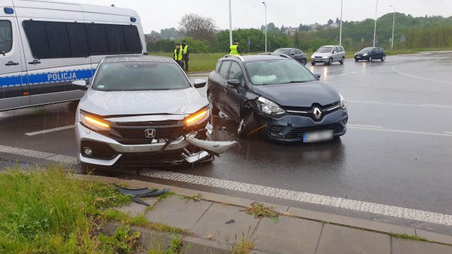 Kolejny kierowca sądził, że ma pierwszeństwo. Na rondzie z pniakiem znów zderzyły się dwa auta (zdjęcia)