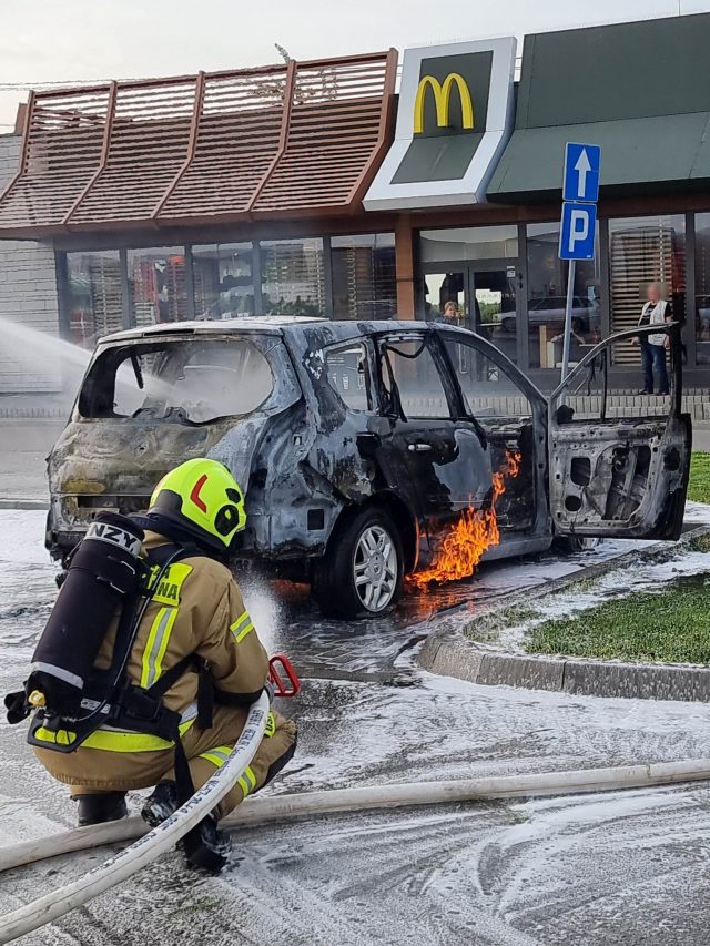 Pożar samochodu na MOP-ie przy drodze ekspresowej. Renault spłonął doszczętnie (foto)