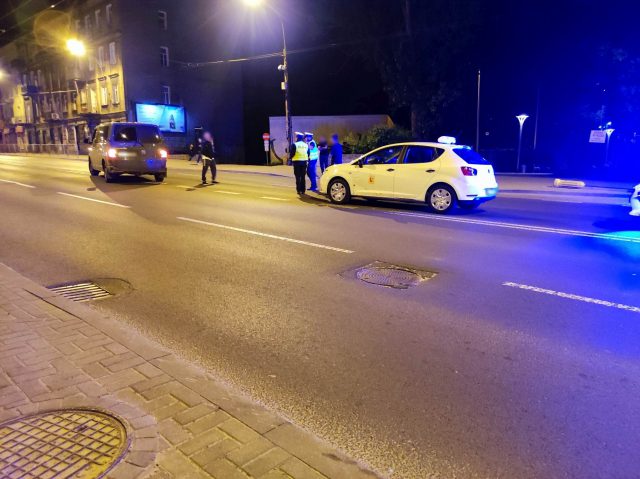 Nocne zderzenie seata z volkswagenem. Obaj kierowcy jechali w tym samym kierunku (zdjęcia)