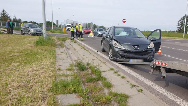 Jadą przed siebie nie patrząc na znaki. Kolejne zderzenie pojazdów na rondzie z pniakiem (zdjęcia)