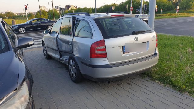 Zderzenie toyoty ze skodą na rondzie. Kierująca jednym z aut wjechała na czerwonym (zdjęcia)