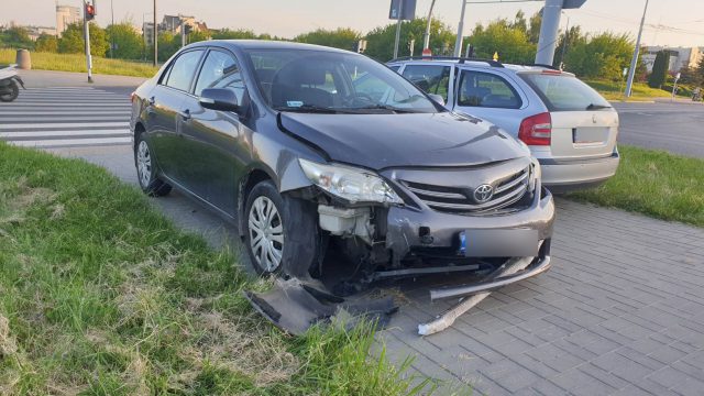 Zderzenie toyoty ze skodą na rondzie. Kierująca jednym z aut wjechała na czerwonym (zdjęcia)