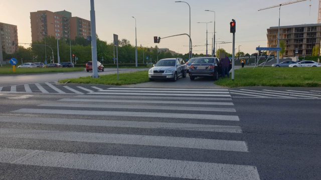 Zderzenie toyoty ze skodą na rondzie. Kierująca jednym z aut wjechała na czerwonym (zdjęcia)