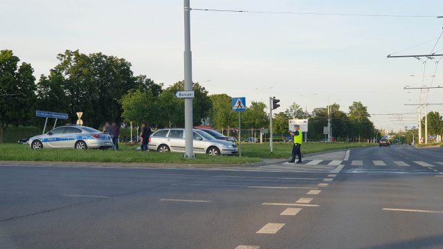 Zderzenie toyoty ze skodą na rondzie. Kierująca jednym z aut wjechała na czerwonym (zdjęcia)