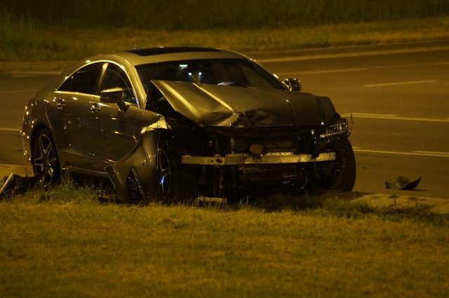 Kolejne dziś zderzenie aut na rondzie z pniakiem. Tym razem mercedesa z renaultem (zdjęcia)