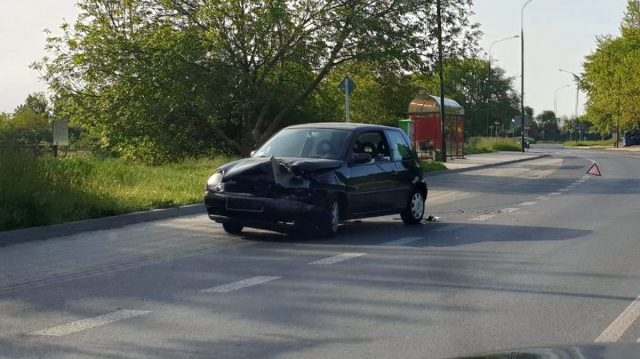 Wjechał w znajdujące się przed nim auto. Zderzenie volkswagena z renaultem na Czechowie (zdjęcia)